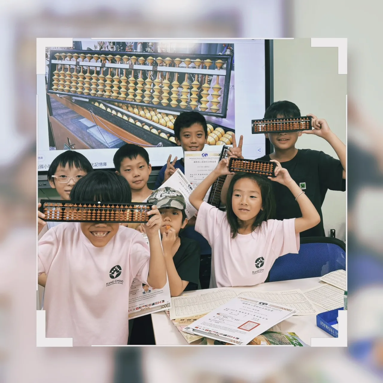 Win珠心算學生在教室展示算盤與檢定成果