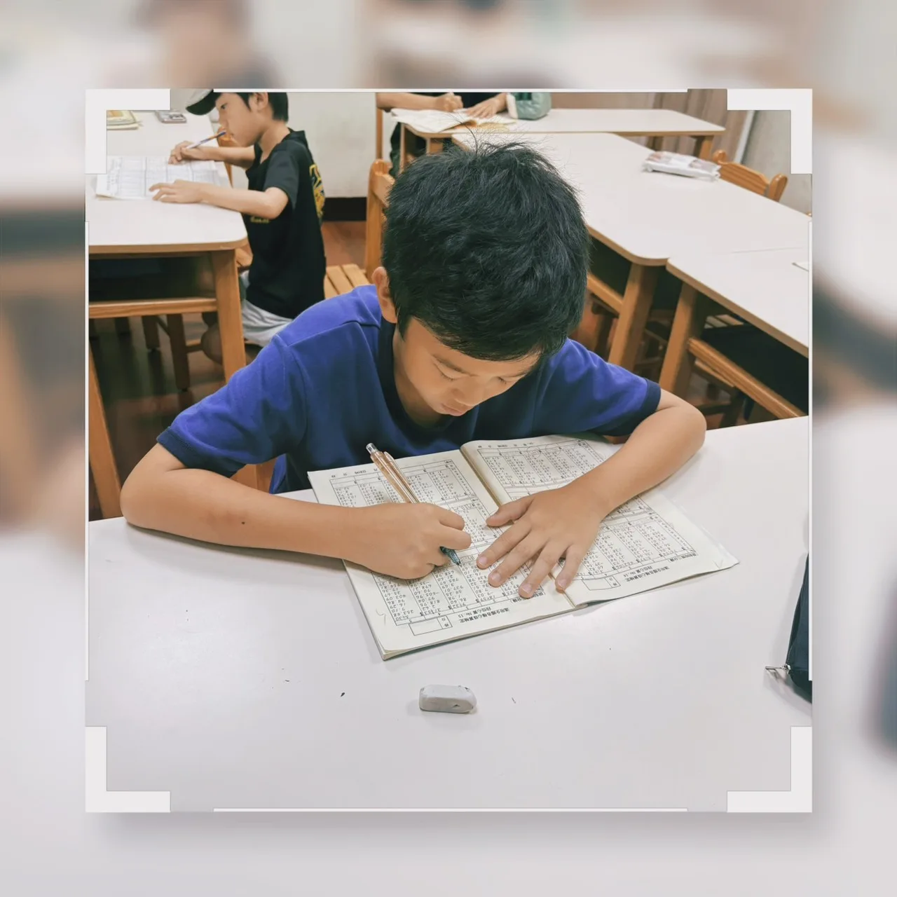 學生專注完成珠心算分級練習