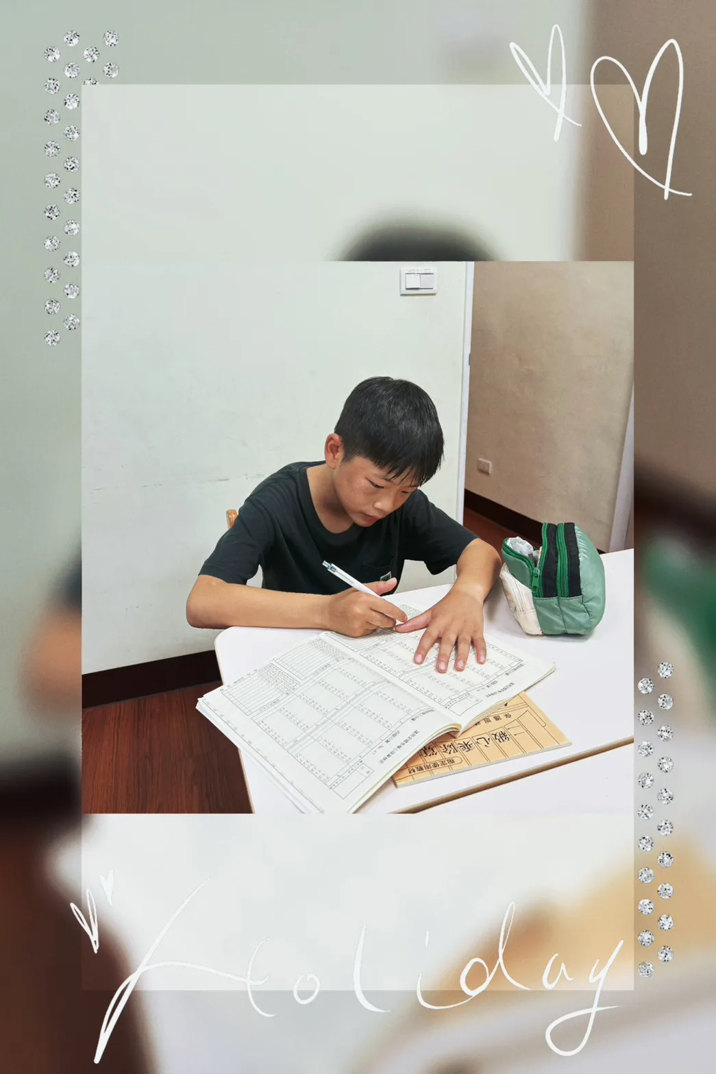 學生專注完成珠心算紙本練習
